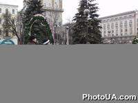 Молодые ребята несут сани Деда Мороза на Майдан Незалежности