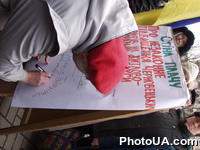 В рамках бессрочной акции протеста против повышения тарифов на жилищно-коммунальные услуги в Киеве Л.Черновецким ВО "Молодежь - надежда Украины" провела информационно - просветительскую акцию "Стена плача"