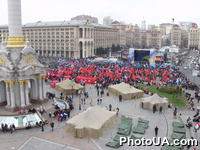 Cторонники правящей коалиции национального единства протестуют против возможного роспуска Верховной Рады Украины на Майдане Незалежности
