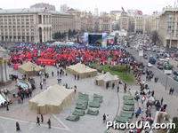 Cторонники правящей коалиции национального единства протестуют против возможного роспуска Верховной Рады Украины на Майдане Незалежности