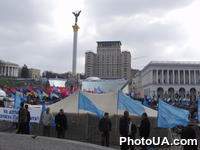 Cторонники правящей коалиции национального единства протестуют против возможного роспуска Верховной Рады Украины на Майдане Незалежности