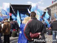 Cторонники правящей коалиции национального единства протестуют против возможного роспуска Верховной Рады Украины на Майдане Незалежности