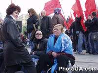 Cторонники правящей коалиции национального единства протестуют против возможного роспуска Верховной Рады Украины на Майдане Незалежности