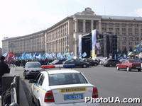 Cторонники правящей коалиции национального единства протестуют против возможного роспуска Верховной Рады Украины на Майдане Незалежности