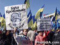 Cторонники правящей коалиции национального единства протестуют против возможного роспуска Верховной Рады Украины на Майдане Незалежности
