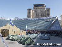 Cторонники правящей коалиции национального единства протестуют против возможного роспуска Верховной Рады Украины на Майдане Незалежности