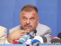 Пресс-конференция лидеров зарегистрированного ЦИК избирательного блока партий "КУЧМА" на тему: "Основной лозунг избирательной кампании блока "КУЧМА" - "Родина в опасности!". На фото: политик и юрист Александр Задорожный