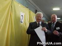 Председатель Верховной Рады Украины А.Мороз выходит с избирательным бюллетнем из кабины для голосования на избирательном участке в Киеве