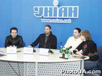 Пресс-конференция Компании "Фильмплюспродакшен", посвященная рождественскому фестивалю-творческой акции "Наше Рождество". На фото: продюсер проекта Михаил Крупиевский и известные украинские музыканты Тарас Чубай и Роман Гринькив