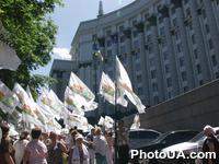 Под зданием Кабинета министров Украины собрались сторонники Блока Л.Черновецкого с требованием отставки правительства Тимошенко в связи с продолжающейся инфляцией и непрекращающимся ростом цен