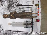 Мемориальный знак <Свеча памяти>, посвященный памяти жертв Голодомора 1932-1933 годов