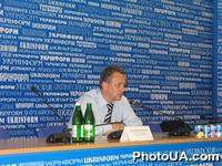 Пресс-конференция по результатам сравнительного тестирования сгущенного молока, проведенная Центром Экспертиз "ТЕСТ". На фото: президент Центра Экспертиз "ТЕСТ" Валентин Безрукий