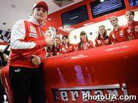 Открытие в Киеве первого в СНГ официального магазина одежды и аксессуаров Ferrari. На фото: пилот команды Formula 1 Scuderia Ferrari, Джанкарло Физикелла.