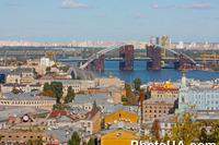 На Подольском мосту в Киеве начали устанавливать третью секцию арочной конструкции. Всего должно быть установлено 6 сегментов. Мост начали строить в декабре 2003 года и обещали открыть в 2011 году.