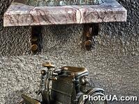 Київський екіпаж Ця скульптура присвячена першим київським автомобілістам. Завдяки їхнім зусиллям в місті не тільки був впроваджений автомобільний рух, але з'явилися перші правила поводження на дорогах та етичний кодекс володаря автомобіля. Мініскульптуру встановлено на стіні арки при вході в Київський Пасаж (вул. Хрещатик, 15/4) з боку вул. Марії Заньковецької.