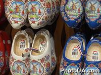 Яскраві дерев’яні черевички, створення яких почалося приблизно п’ятсот років тому, являються символом Голландії 